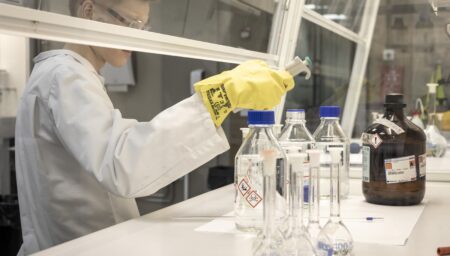 Ihminen tekee töitä laboratoriossa.