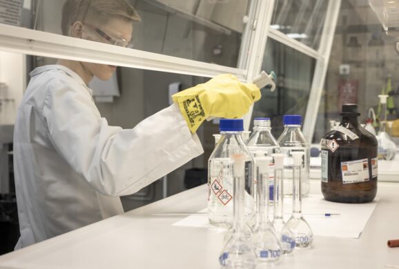 Ihminen tekee töitä laboratoriossa.